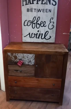 Outlet Etnico Cassettiera in legno etnico. Offerta Outlet. Cavallino.- Cassettiere