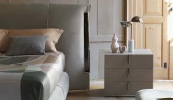 Flou Comodino Ari a marchio a prezzo riservato- Comodini