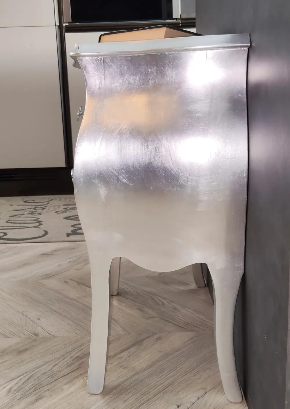 Comodino Bombato foglia argento di a PREZZI OUTLET^Artigianale