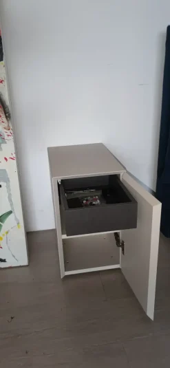 Sale Comodino Formosa accucciata a marchio a prezzo riservato Comodini