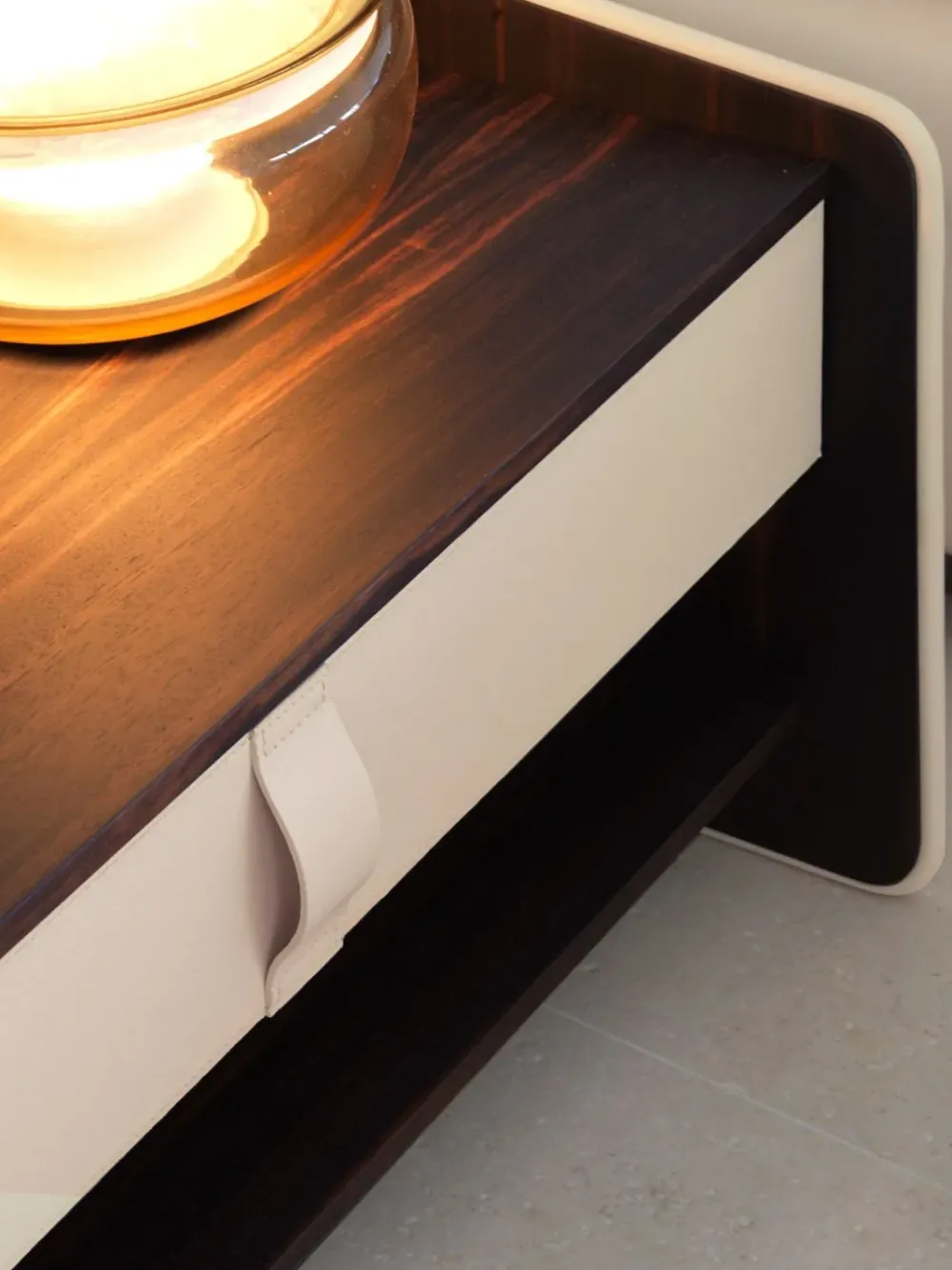 Comodino Gentleman a marchio a prezzo riservato^Flou Best