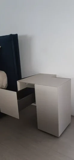 Minotti Italia Comodino modello Formosa appoggiata di scontato- Comodini