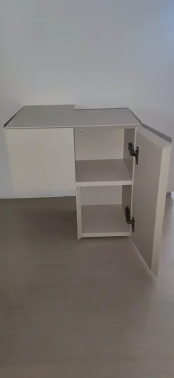 Minotti Italia Comodino modello Formosa appoggiata di scontato- Comodini