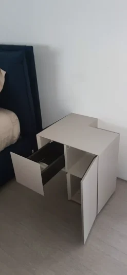 Minotti Italia Comodino modello Formosa appoggiata di scontato- Comodini