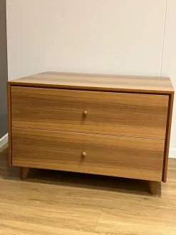 Online Comodino modello Pezzo unico noce canaletto a PREZZI OUTLET Comodini