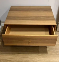 Online Comodino modello Pezzo unico noce canaletto a PREZZI OUTLET Comodini