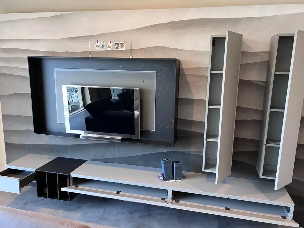 Caccaro Composizione per il living modello Wallover di a prezzo Outlet- Soggiorni Completi