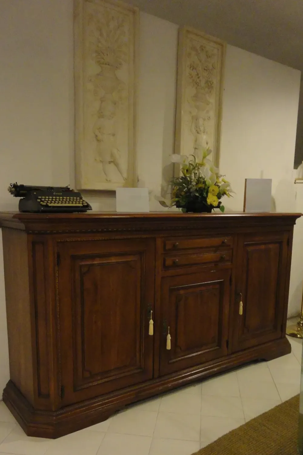 Credenza con intarsi in stile classico scontata del - 50%^Collezione esclusiva