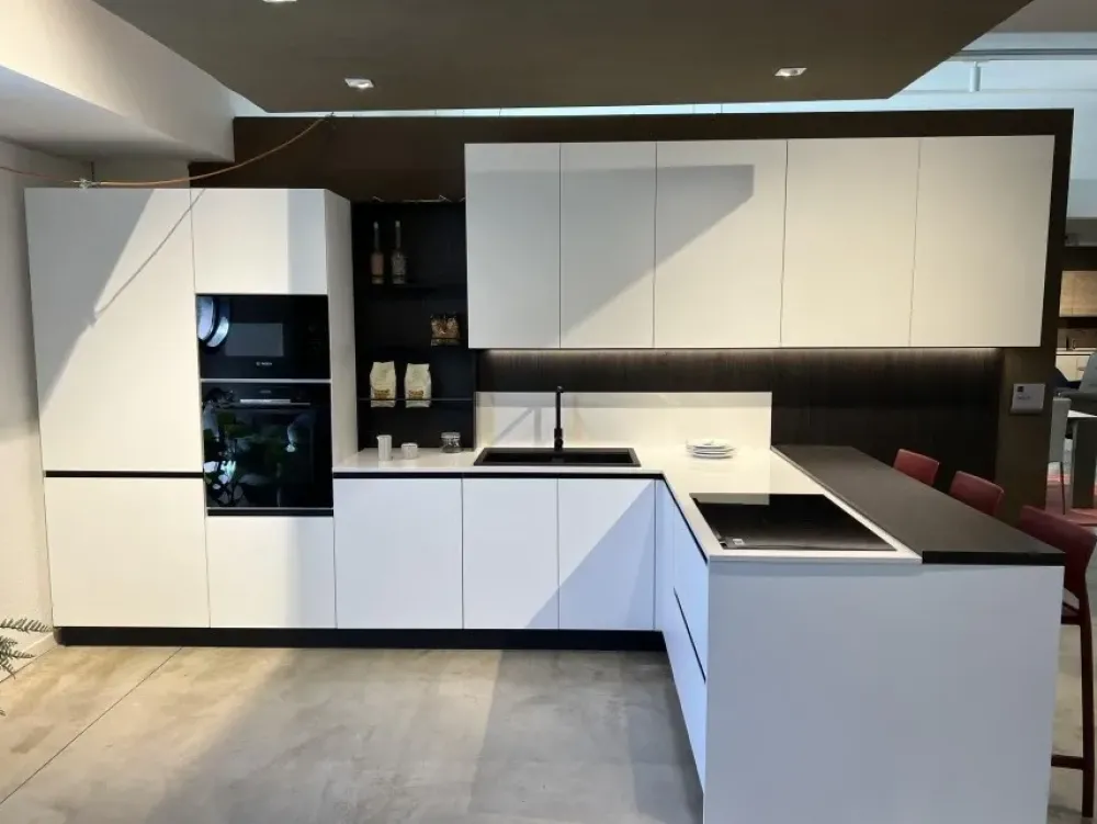 Cucina ad angolo in laccata opaco bianca Infinty a prezzo ribassato^Stosa Hot