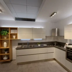 Veneta Cucine Cucina ad angolo in laccato lucido a prezzo ribassato 61%- Cucine Ad Angolo|Cucine Moderne