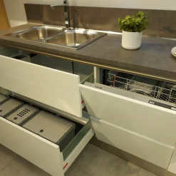 Veneta Cucine Cucina ad angolo in laccato lucido a prezzo ribassato 61%- Cucine Ad Angolo|Cucine Moderne