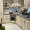 Cucina ad angolo in legno magnolia Madeleine a prezzo ribassato^Scavolini Discount