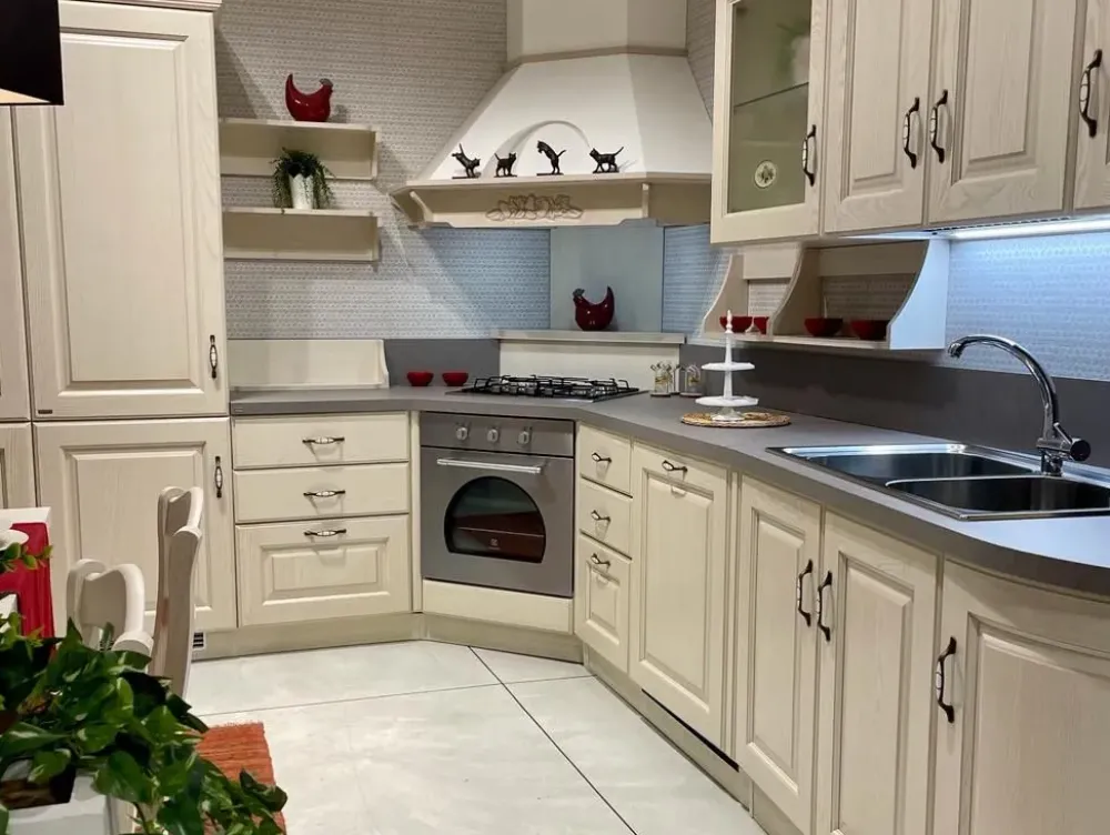Cucina ad angolo in legno magnolia Madeleine a prezzo ribassato^Scavolini Discount