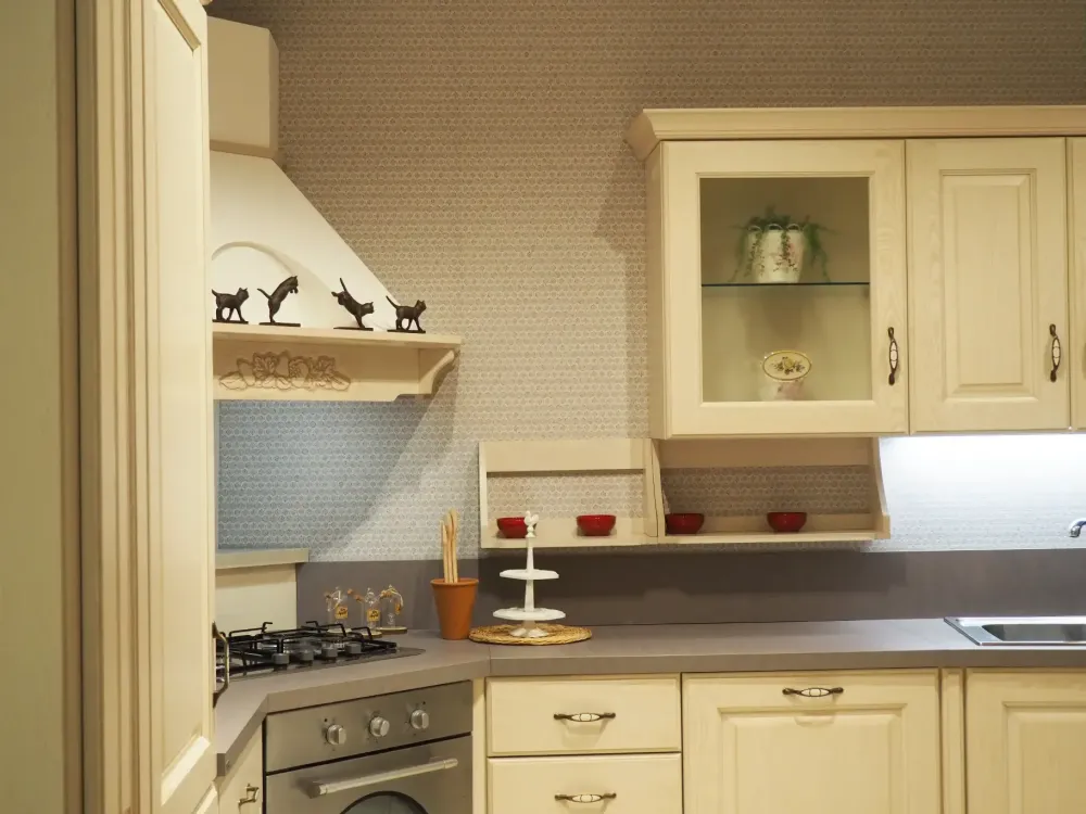 Cucina ad angolo in legno magnolia Madeleine a prezzo ribassato^Scavolini Discount