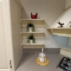 Cucina ad angolo in legno magnolia Madeleine a prezzo ribassato^Scavolini Discount