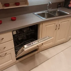 Cucina ad angolo in legno magnolia Madeleine a prezzo ribassato^Scavolini Discount