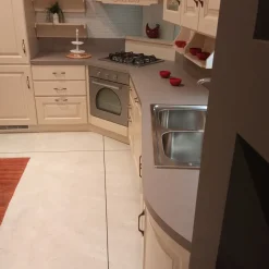 Cucina ad angolo in legno magnolia Madeleine a prezzo ribassato^Scavolini Discount