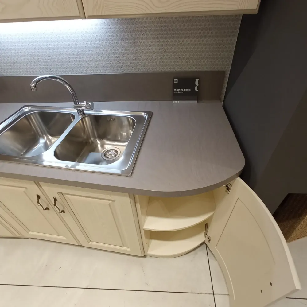 Cucina ad angolo in legno magnolia Madeleine a prezzo ribassato^Scavolini Discount