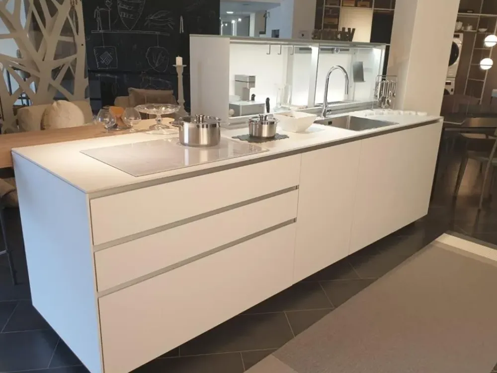 Cucina ad isola in laminato opaco bianca Artematica a prezzo ribassato^Valcucine Best