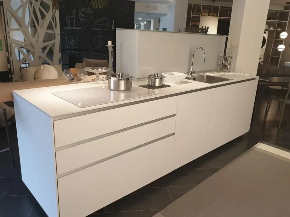 Cucina ad isola in laminato opaco bianca Artematica a prezzo ribassato^Valcucine Best