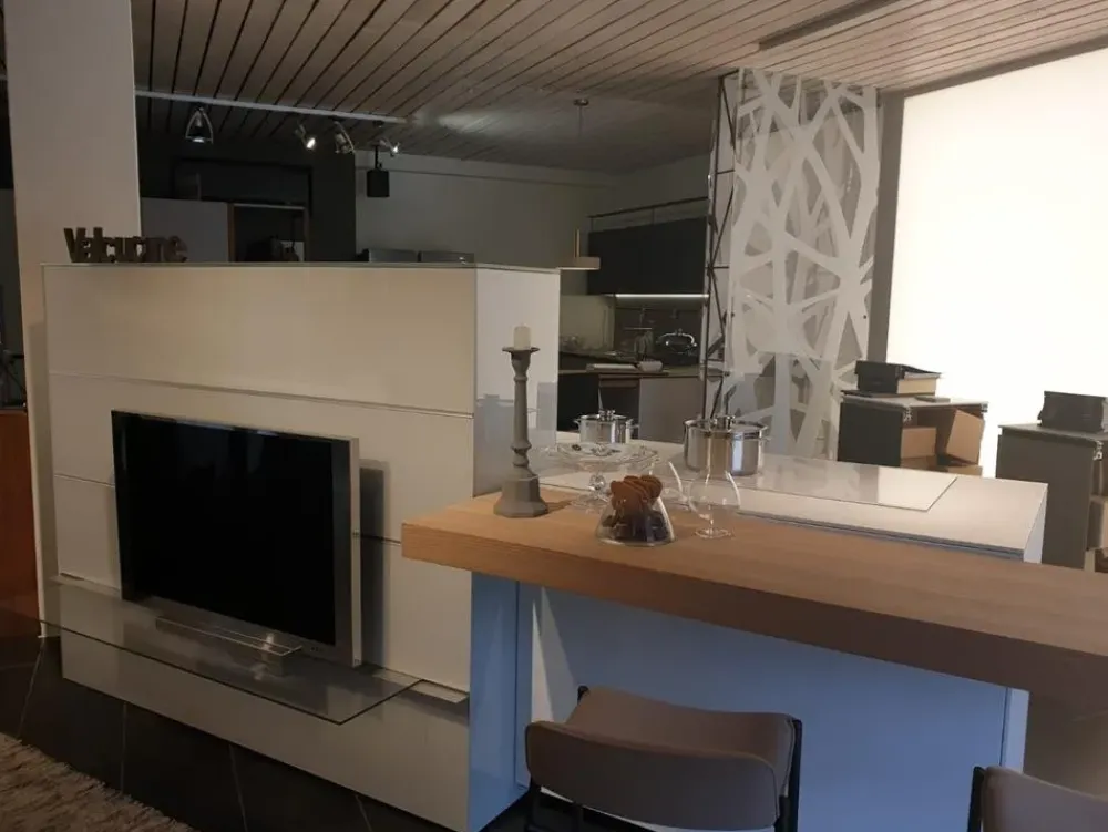 Cucina ad isola in laminato opaco bianca Artematica a prezzo ribassato^Valcucine Best
