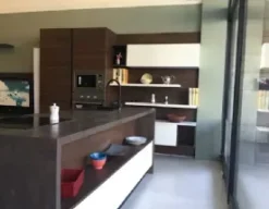 Cucina ad isola in polimerico opaco bianca Petalo a prezzo ribassato^Essebi