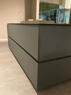 Ernestomeda Cucina ad isola in resina cementizia bianca Obliqua  a prezzo scontato- Cucine Ad Isola|Cucine Design