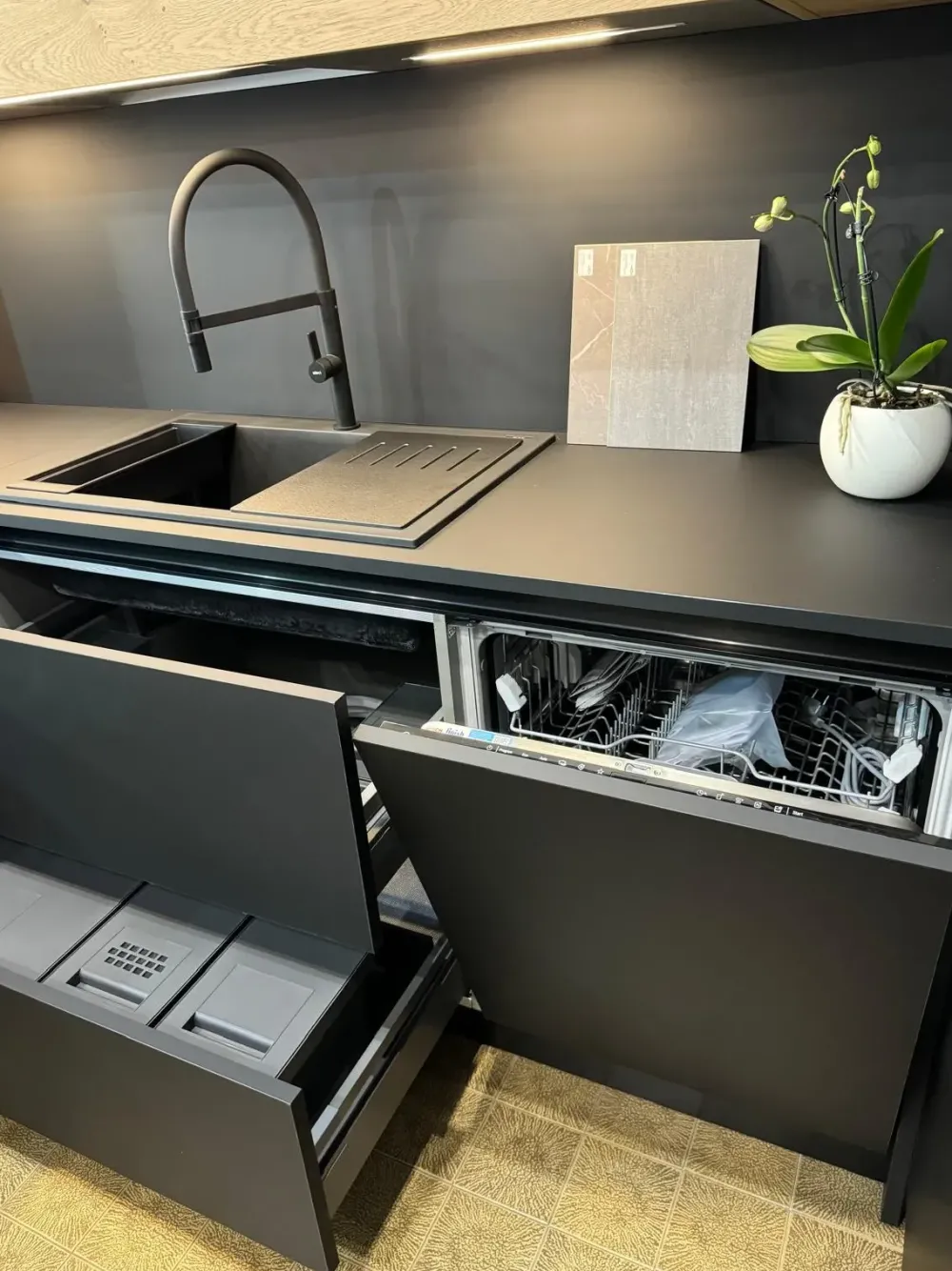 Discount Cucina altri colori moderna con penisola cucine modello lab in offerta Cucine Con Penisola|Cucine Moderne