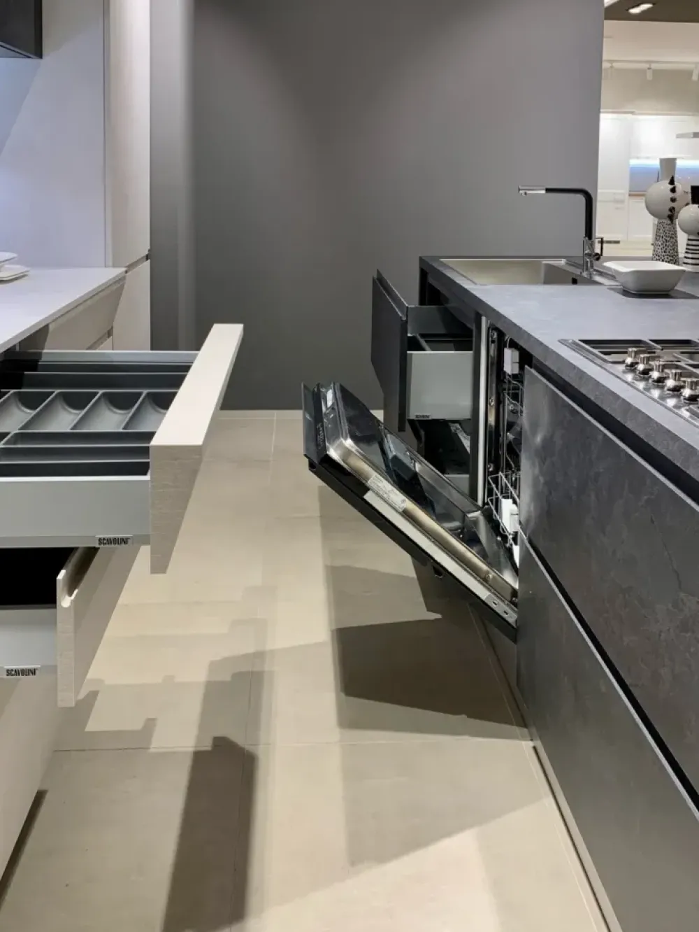 Cucina altri colori moderna con isola Motus^Scavolini New