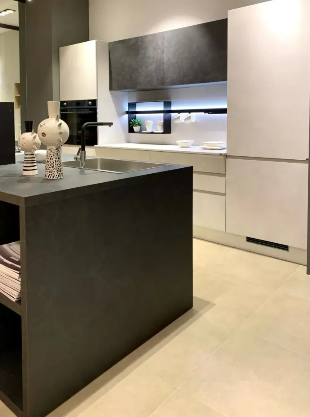 Cucina altri colori moderna con isola Motus^Scavolini New