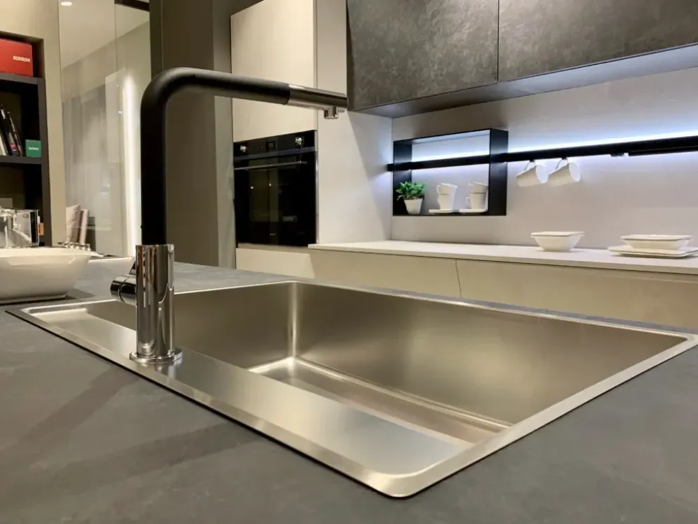 Cucina altri colori moderna con isola Motus^Scavolini New