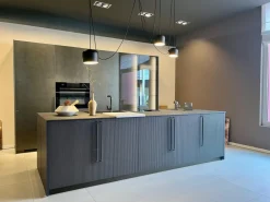 Cucina antracite design con isola Musa in offerta^Scavolini Outlet