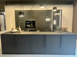 Cucina antracite design con isola Musa in offerta^Scavolini Outlet
