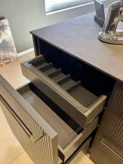 Cucina antracite design con isola Musa in offerta^Scavolini Outlet