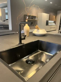 Cucina antracite design con isola Musa in offerta^Scavolini Outlet