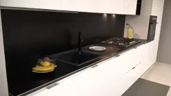 Cucina bianca lucida con schienale e pensili a giorno in promozione^Collezione esclusiva Clearance