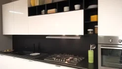 Cucina bianca lucida con schienale e pensili a giorno in promozione^Collezione esclusiva Clearance