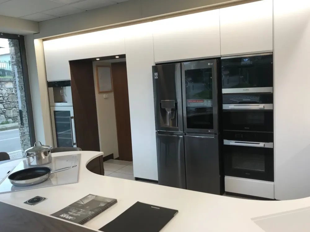 Cucina bianca moderna ad angolo Cucina curva Cucine Ad Angolo|Cucine Moderne