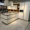 Veneta Cucine Cucina bianca moderna con penisola Oyster pro laccata bianco lucido a soli 8400 Euro- Cucine Con Penisola|Cucine Moderne