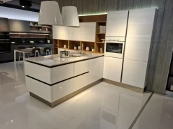 Veneta Cucine Cucina bianca moderna con penisola Oyster pro laccata bianco lucido a soli 8400 Euro- Cucine Con Penisola|Cucine Moderne