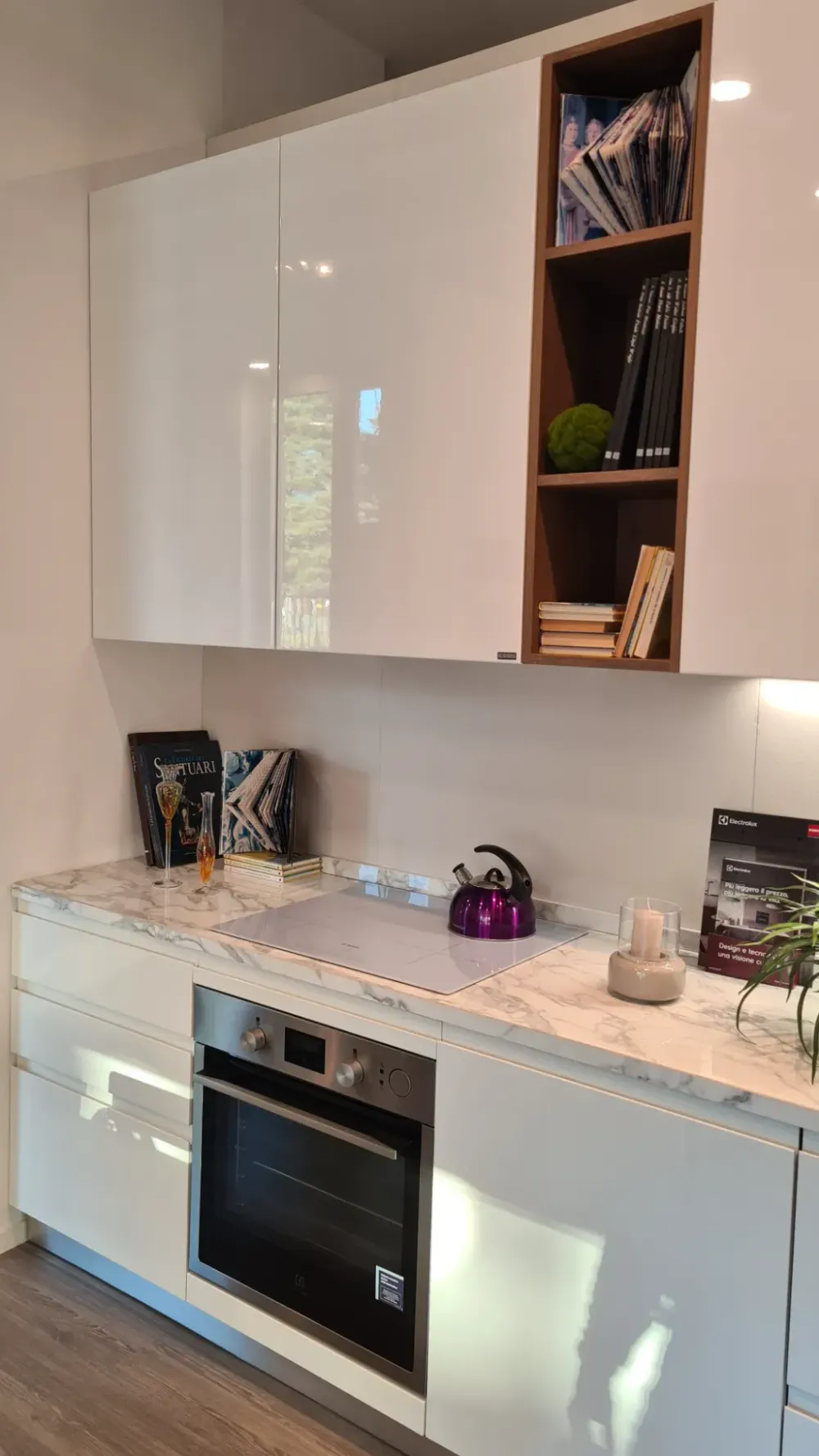 Cucina bianca moderna con penisola Motus in Offerta Outlet^Scavolini Discount