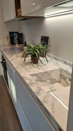 Cucina bianca moderna con penisola Motus in Offerta Outlet^Scavolini Discount