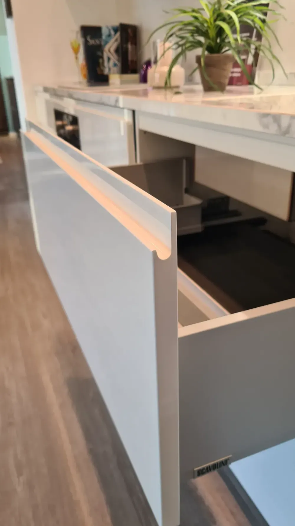 Cucina bianca moderna con penisola Motus in Offerta Outlet^Scavolini Discount