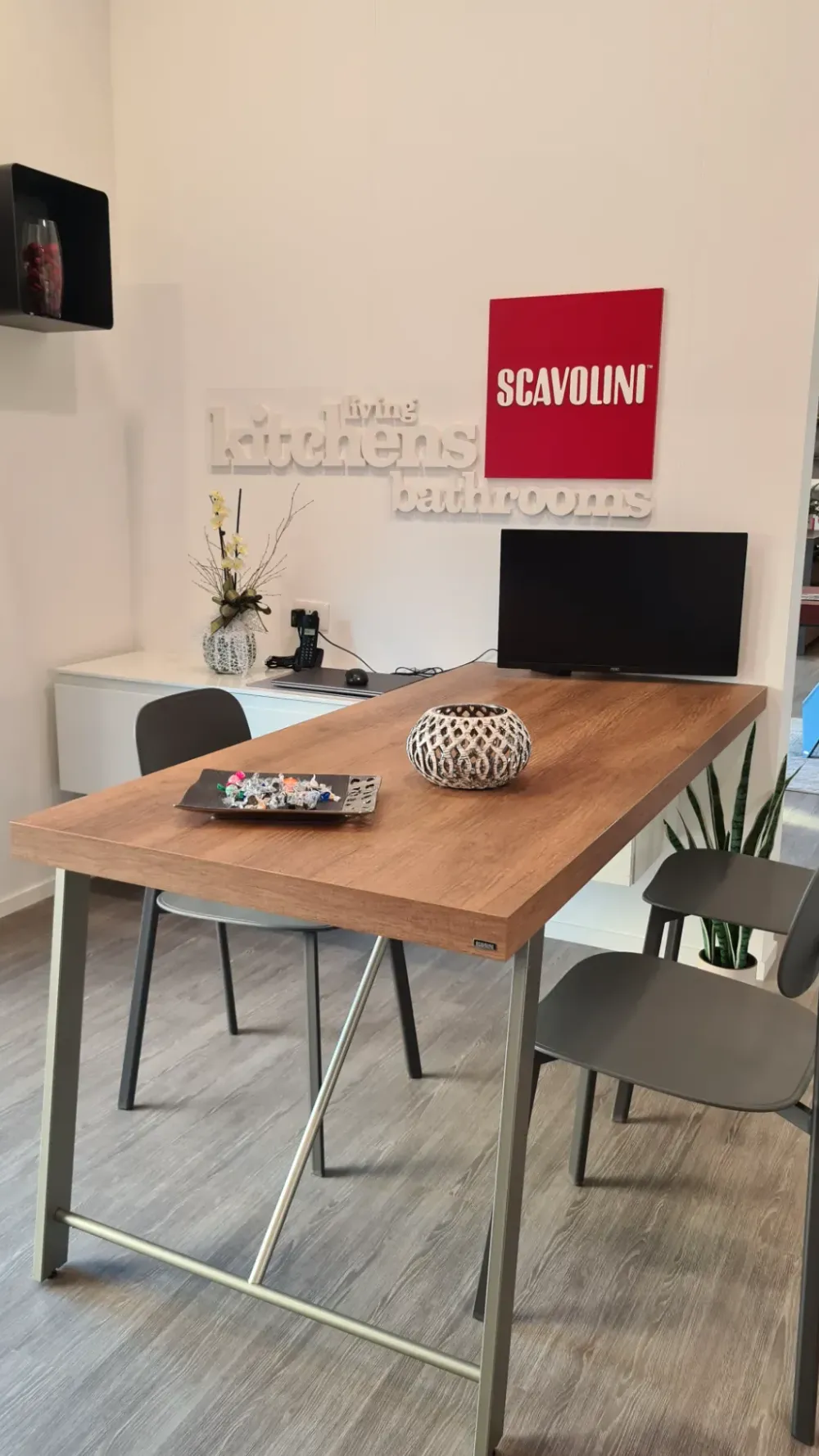 Cucina bianca moderna con penisola Motus in Offerta Outlet^Scavolini Discount