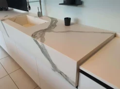 Cucina bianca moderna con isola K3 kali in offerta^Arredo3 Outlet