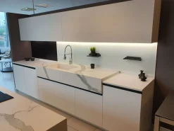 Cucina bianca moderna con isola K3 kali in offerta^Arredo3 Outlet