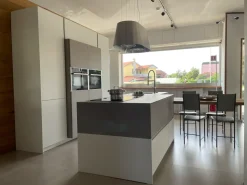 Clearance Cucina bianca moderna con isola Monoliti scontata Cucine Ad Isola|Cucine Moderne