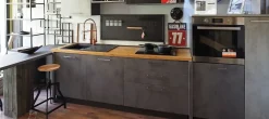 Collezione esclusiva Cucina industriale con penisola grigia in laminato materico Cucina industrial con penisola in hpl e piano top rovere- Cucine Con Penisola