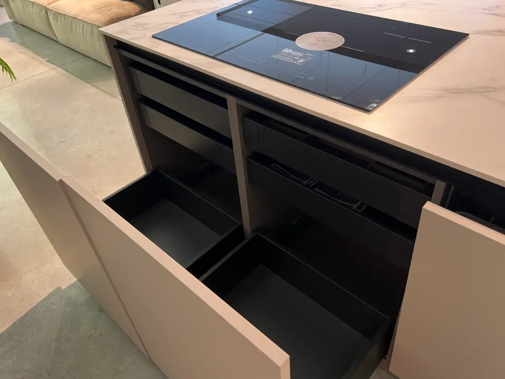 Cucina con isola in laccata opaco grigia bluna a prezzo scontato^Binova Clearance