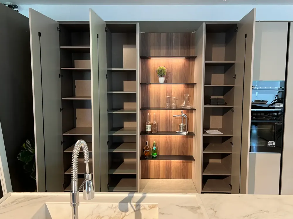 Cucina con isola in laccata opaco grigia bluna a prezzo scontato^Binova Clearance